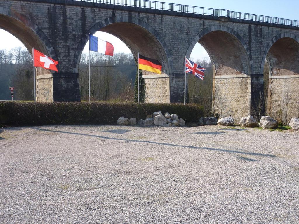 Auberge Du Viaduc Saint-Lattier Exterior foto